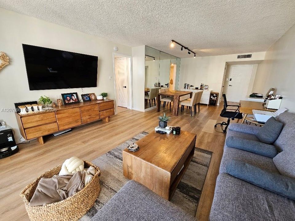 For Sale: $210,000 (1 beds, 1 baths, 717 Square Feet)