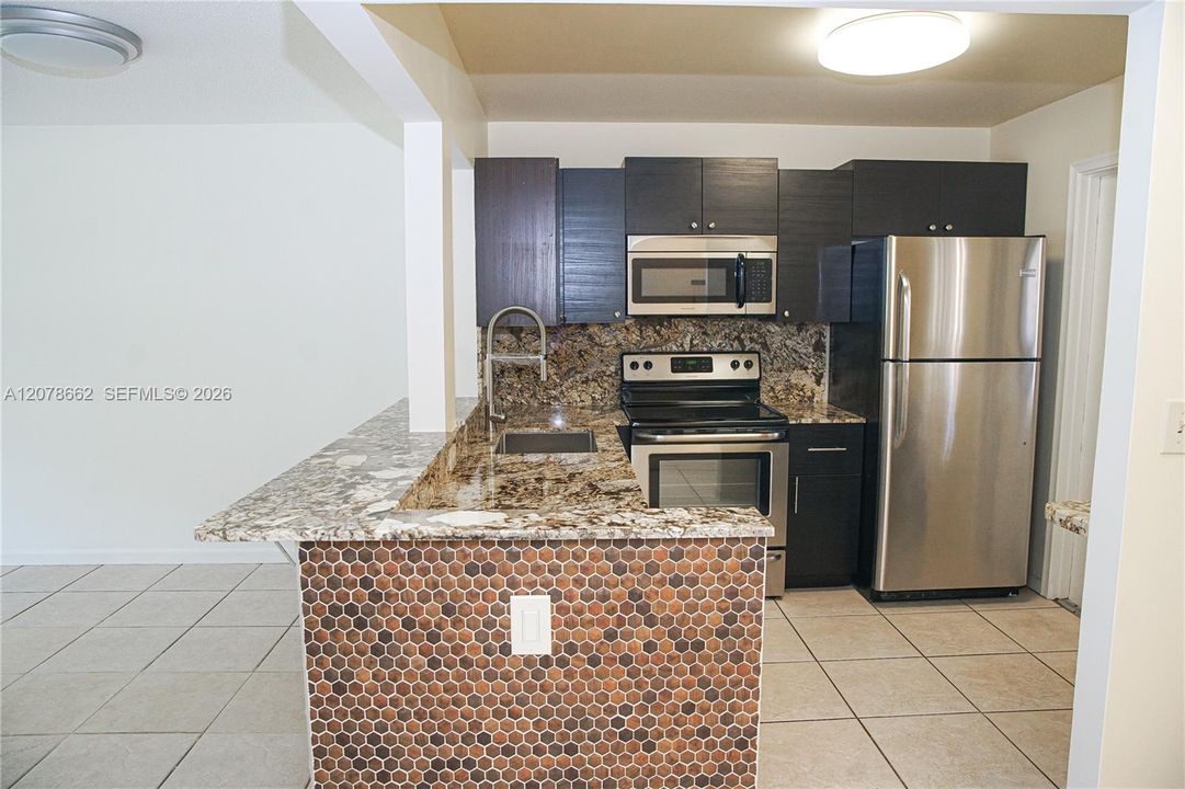 For Rent: $1,900 (1 beds, 1 baths, 847 Square Feet)