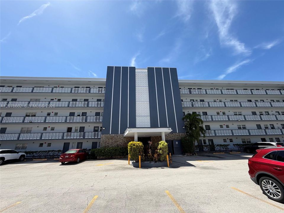 For Rent: $1,900 (1 beds, 1 baths, 847 Square Feet)