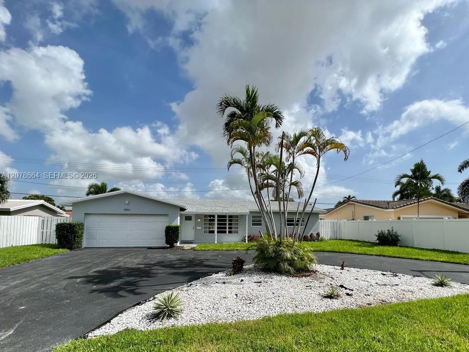 For Rent: $3,700 (2 beds, 2 baths, 1586 Square Feet)