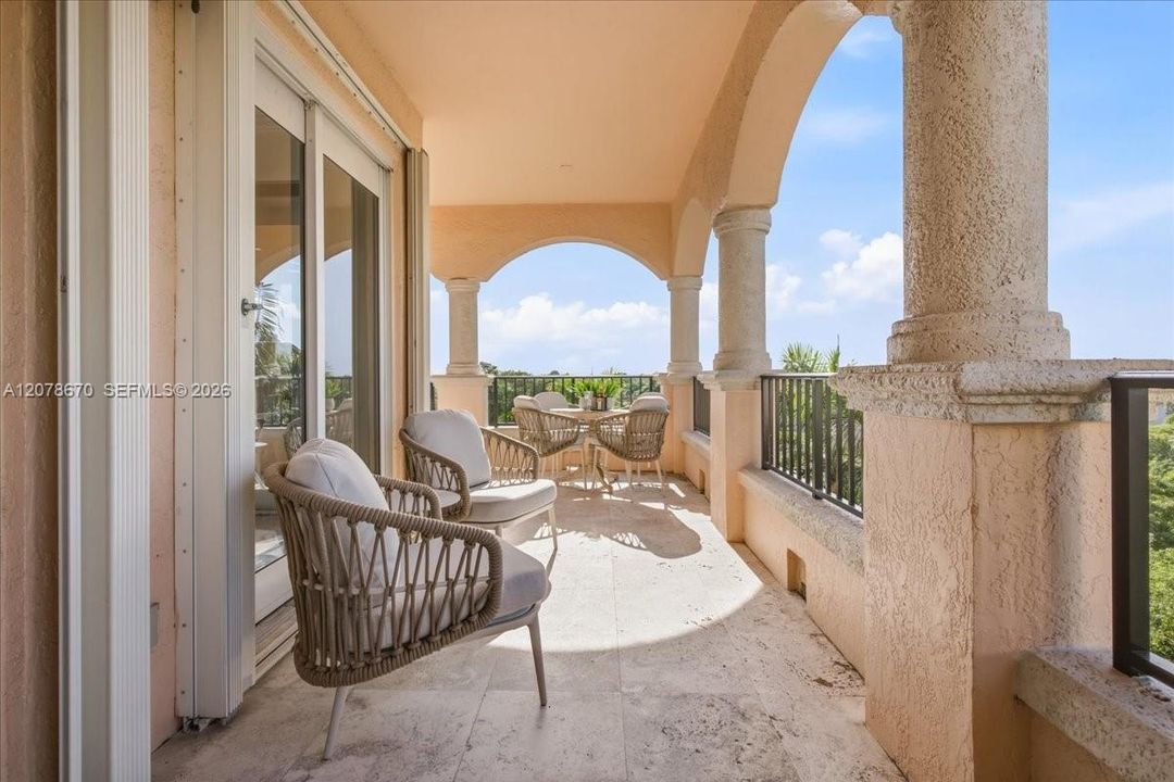 En Venta: $1,850,000 (3 camas, 3 baños, 2980 Pies cuadrados)