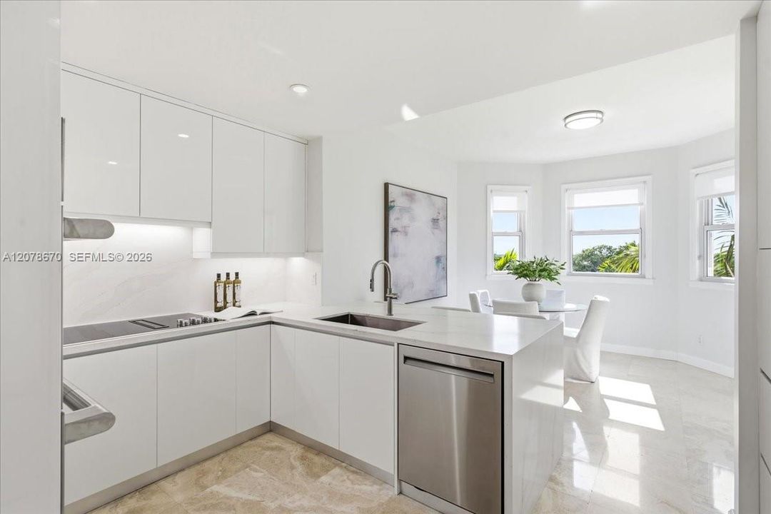 En Venta: $1,850,000 (3 camas, 3 baños, 2980 Pies cuadrados)