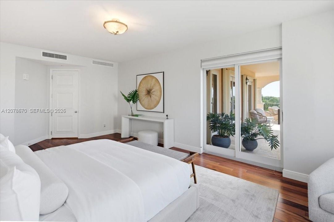 En Venta: $1,850,000 (3 camas, 3 baños, 2980 Pies cuadrados)
