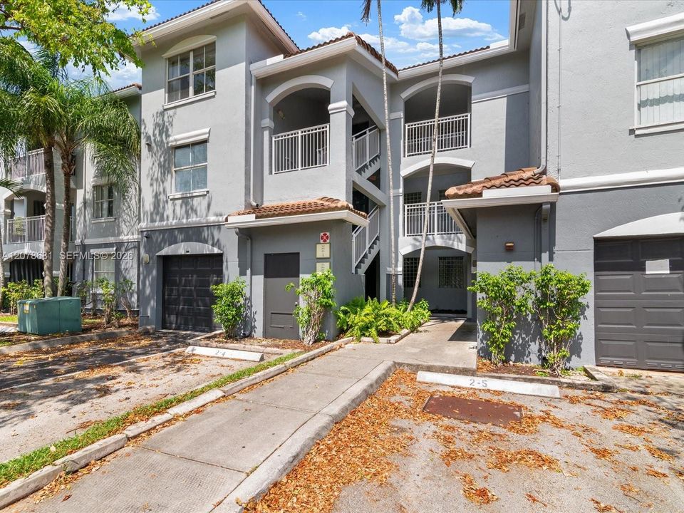 For Rent: $2,350 (2 beds, 2 baths, 1000 Square Feet)