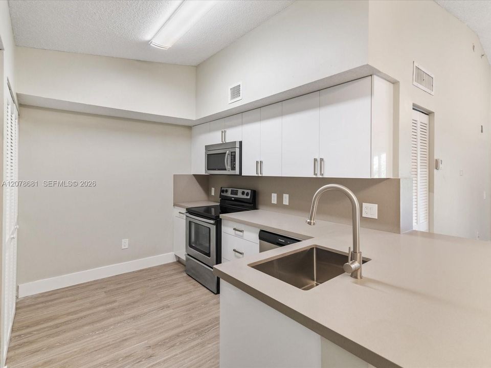 For Rent: $2,350 (2 beds, 2 baths, 1000 Square Feet)