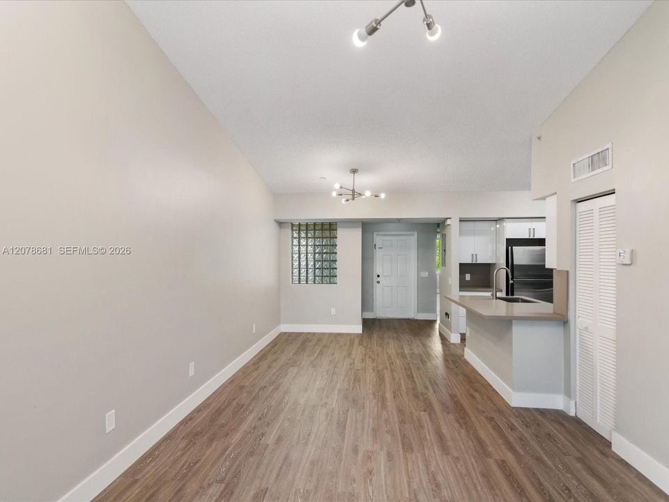 For Rent: $2,350 (2 beds, 2 baths, 1000 Square Feet)