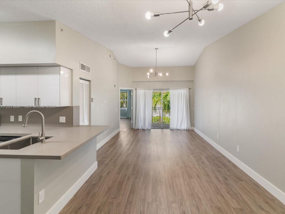 For Rent: $2,350 (2 beds, 2 baths, 1000 Square Feet)