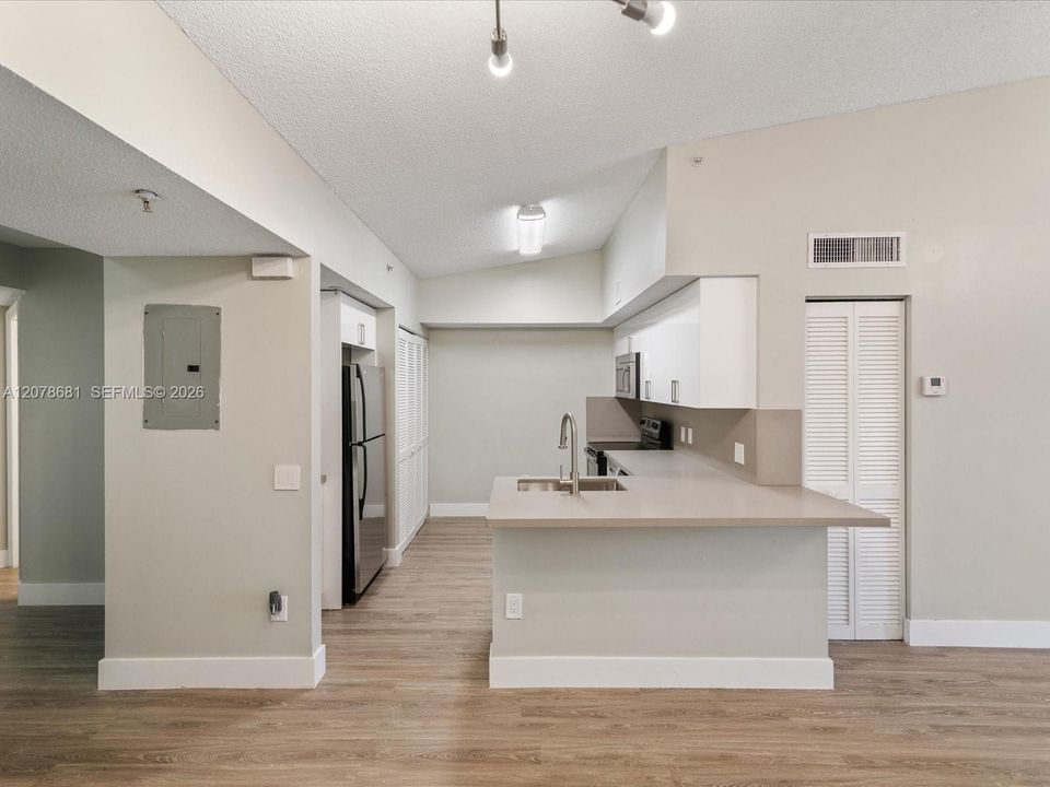 For Rent: $2,350 (2 beds, 2 baths, 1000 Square Feet)