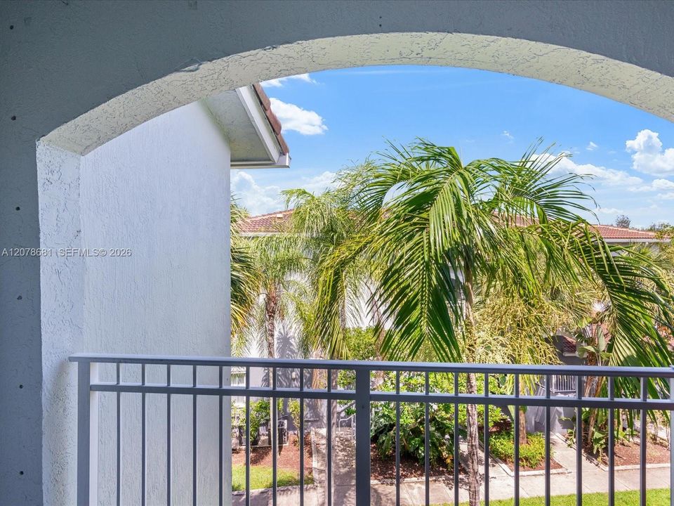 For Rent: $2,350 (2 beds, 2 baths, 1000 Square Feet)