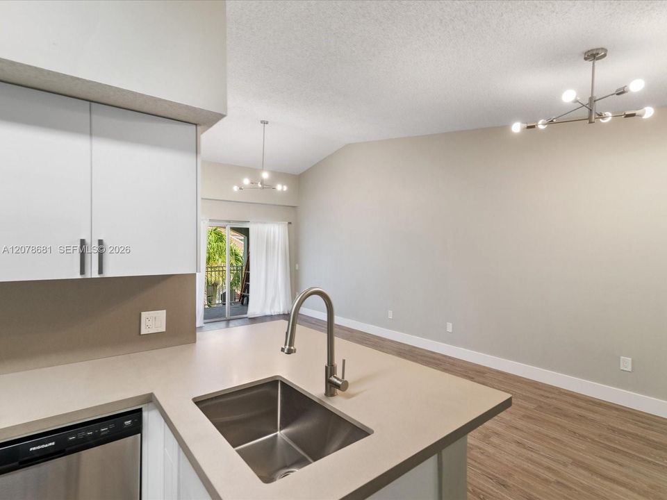 For Rent: $2,350 (2 beds, 2 baths, 1000 Square Feet)