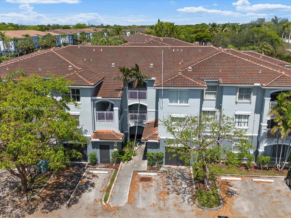 For Rent: $2,350 (2 beds, 2 baths, 1000 Square Feet)