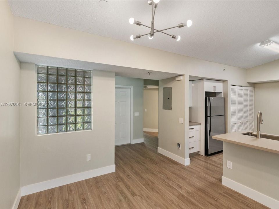 For Rent: $2,350 (2 beds, 2 baths, 1000 Square Feet)