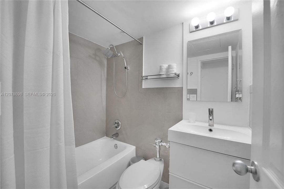 For Rent: $3,400 (1 beds, 1 baths, 726 Square Feet)