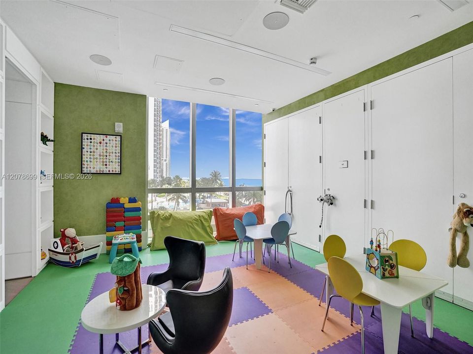 En Venta: $2,899,000 (2 camas, 3 baños, 2070 Pies cuadrados)