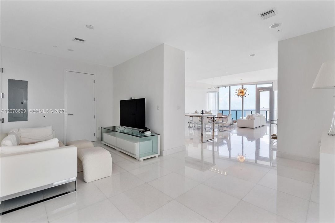 En Venta: $2,899,000 (2 camas, 3 baños, 2070 Pies cuadrados)