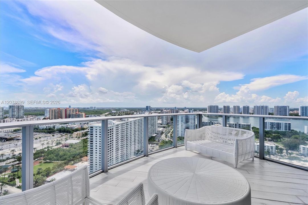 En Venta: $2,899,000 (2 camas, 3 baños, 2070 Pies cuadrados)