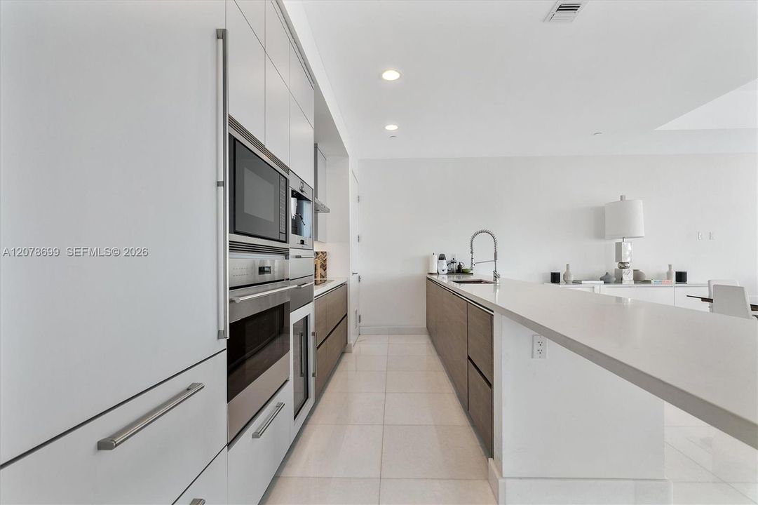 En Venta: $2,899,000 (2 camas, 3 baños, 2070 Pies cuadrados)