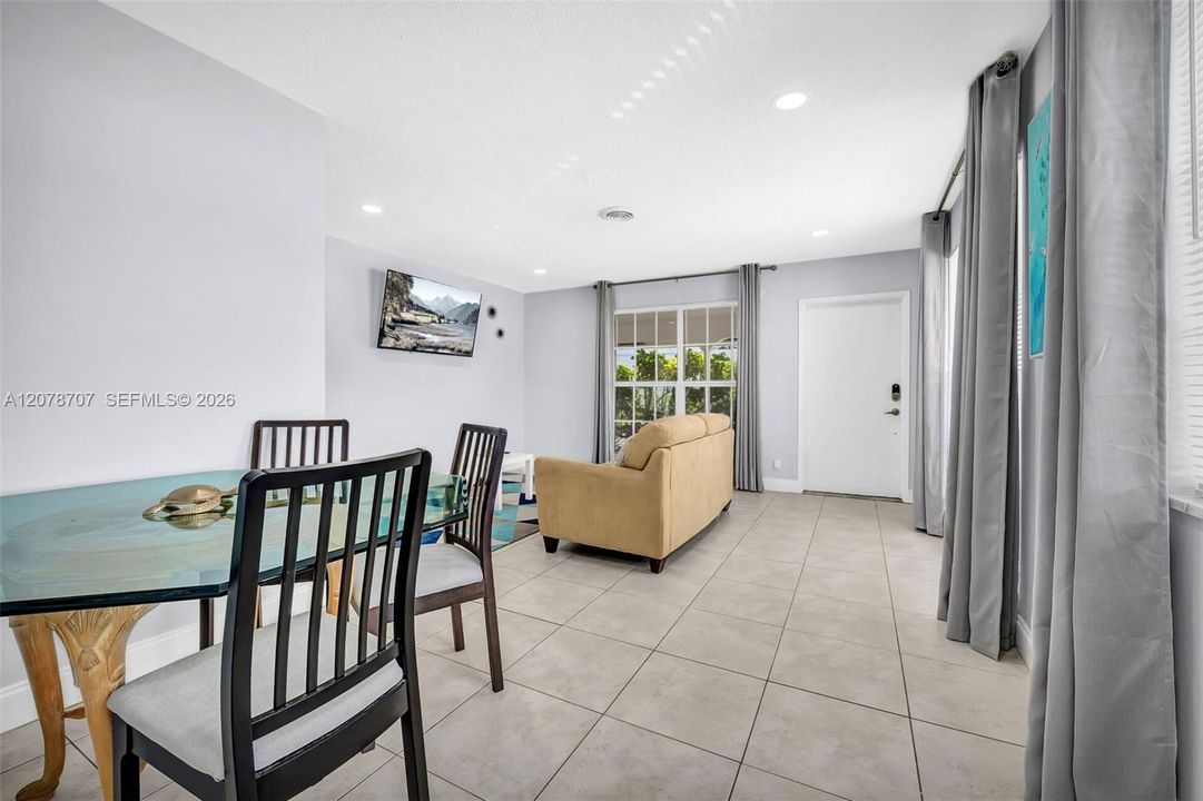 For Rent: $1,900 (1 beds, 1 baths, 2500 Square Feet)