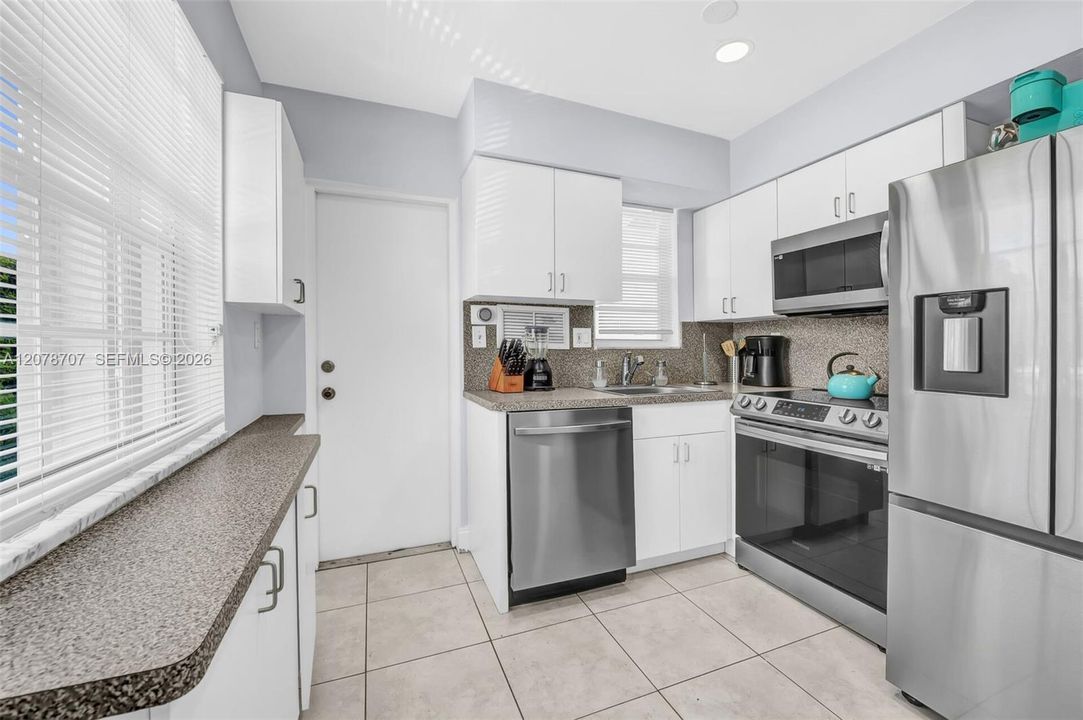 For Rent: $1,900 (1 beds, 1 baths, 2500 Square Feet)