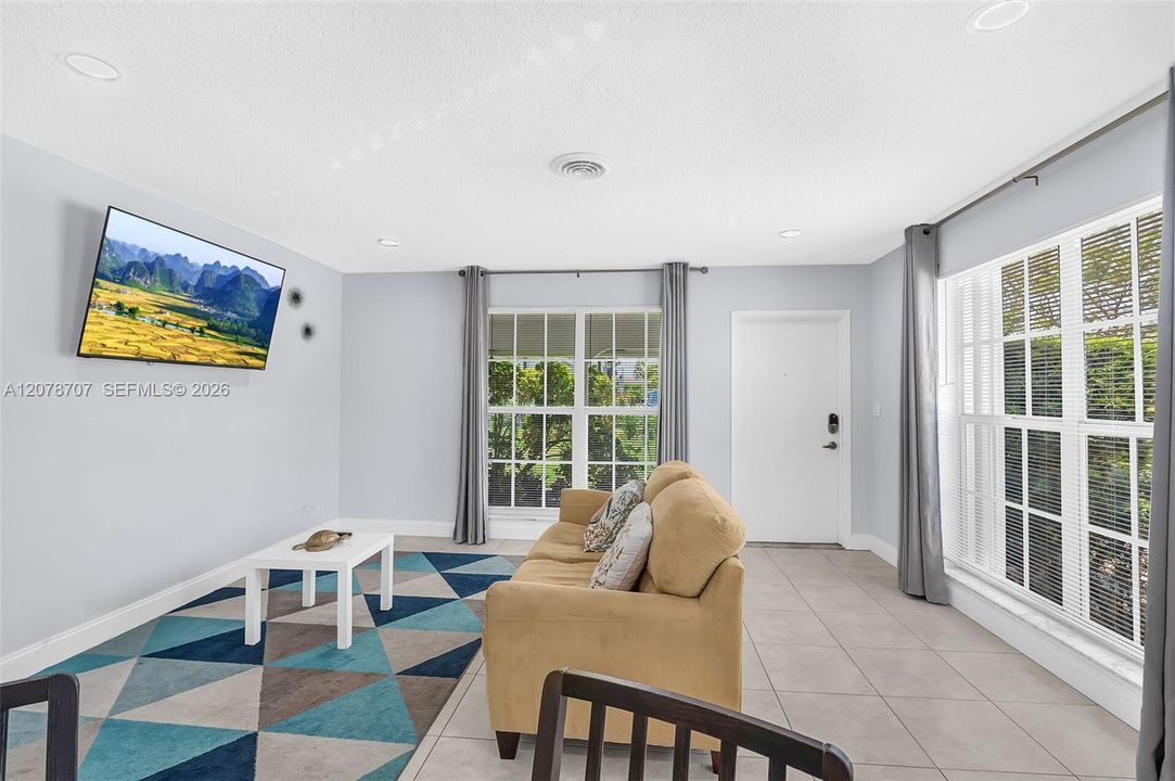 For Rent: $1,900 (1 beds, 1 baths, 2500 Square Feet)