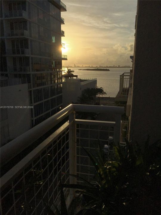 For Sale: $375,000 (1 beds, 1 baths, 706 Square Feet)