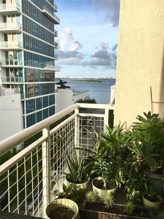 For Sale: $375,000 (1 beds, 1 baths, 706 Square Feet)