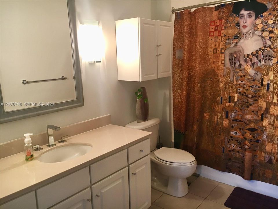 For Sale: $375,000 (1 beds, 1 baths, 706 Square Feet)