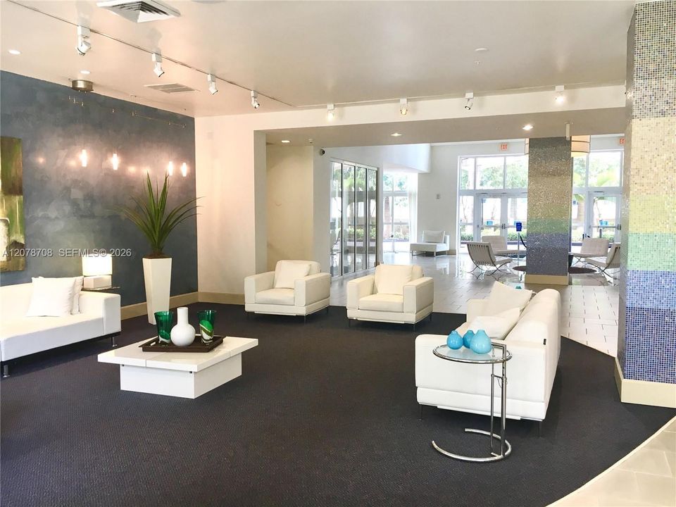 For Sale: $375,000 (1 beds, 1 baths, 706 Square Feet)