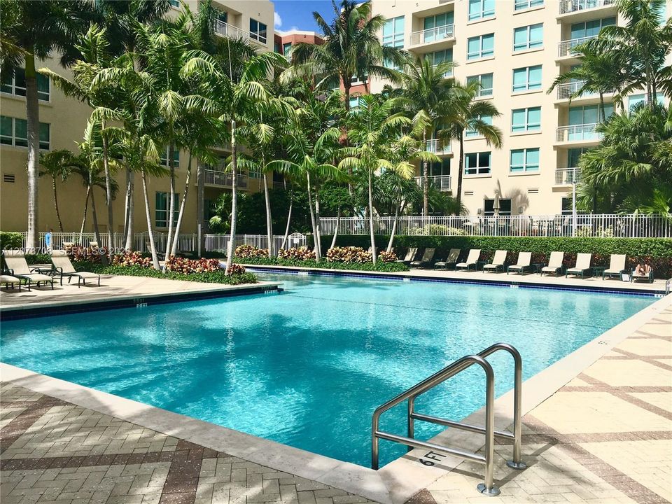 For Sale: $375,000 (1 beds, 1 baths, 706 Square Feet)