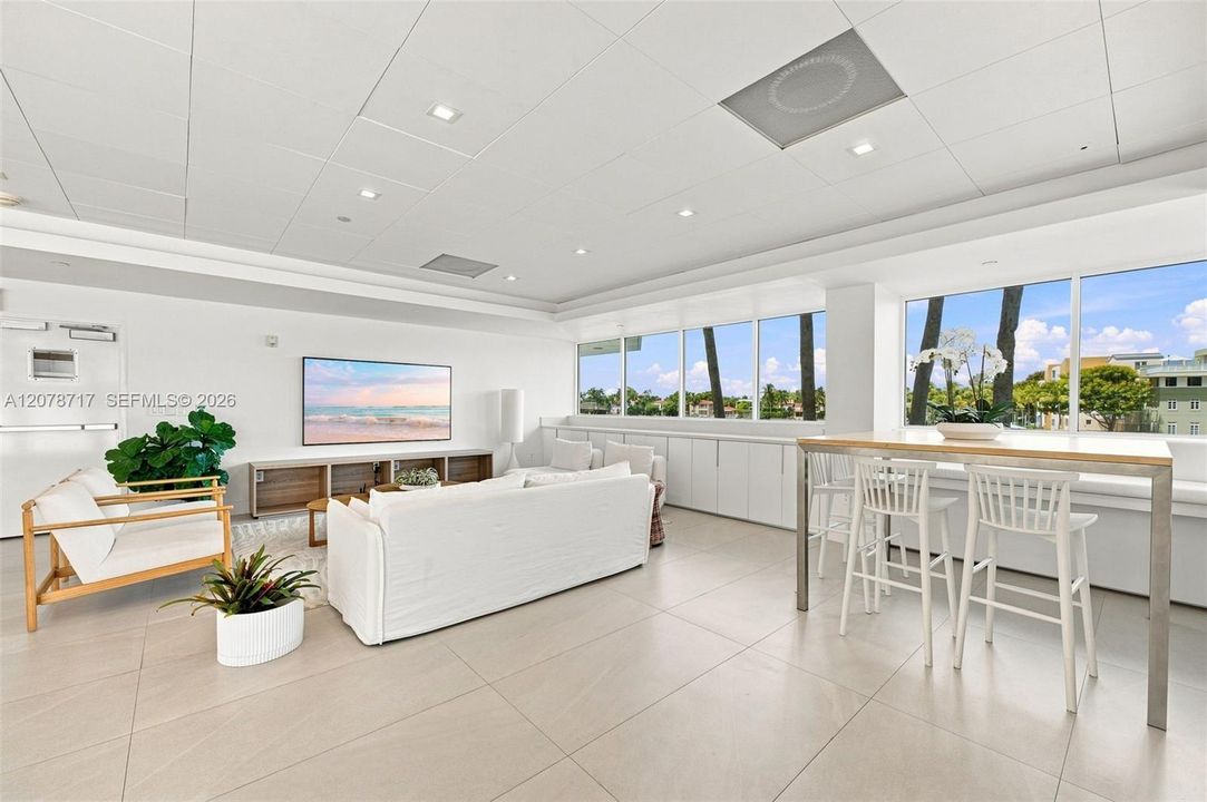 For Sale: $530,000 (2 beds, 2 baths, 970 Square Feet)