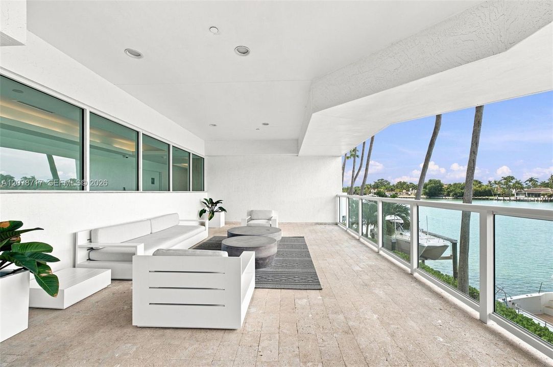 For Sale: $530,000 (2 beds, 2 baths, 970 Square Feet)