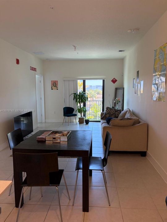 For Rent: $2,450 (1 beds, 1 baths, 738 Square Feet)
