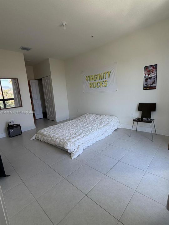 For Rent: $2,450 (1 beds, 1 baths, 738 Square Feet)