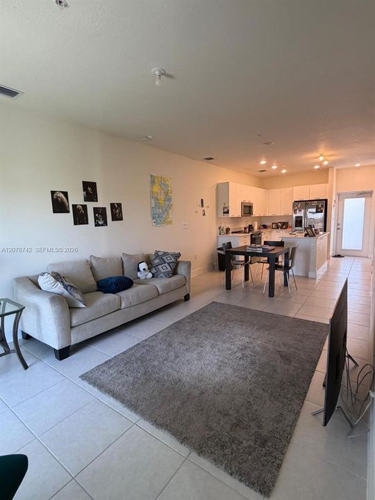For Rent: $2,450 (1 beds, 1 baths, 738 Square Feet)