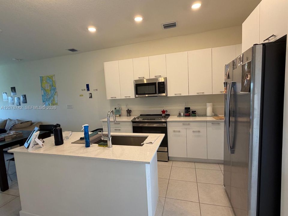For Rent: $2,450 (1 beds, 1 baths, 738 Square Feet)