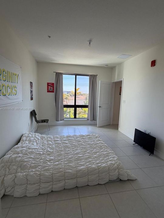 For Rent: $2,450 (1 beds, 1 baths, 738 Square Feet)