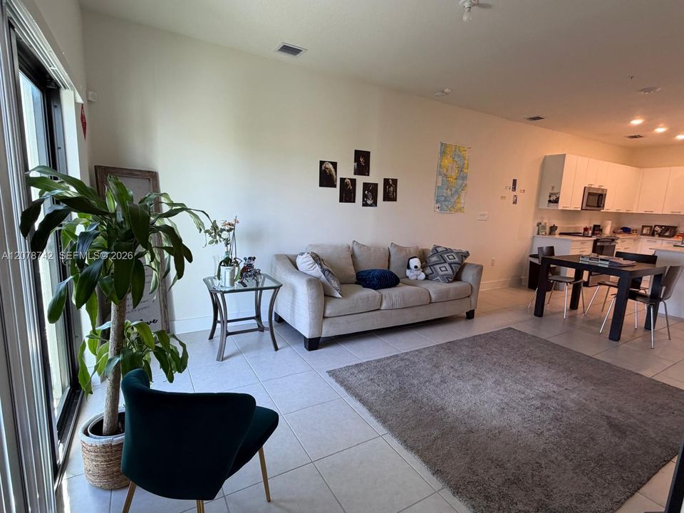For Rent: $2,450 (1 beds, 1 baths, 738 Square Feet)