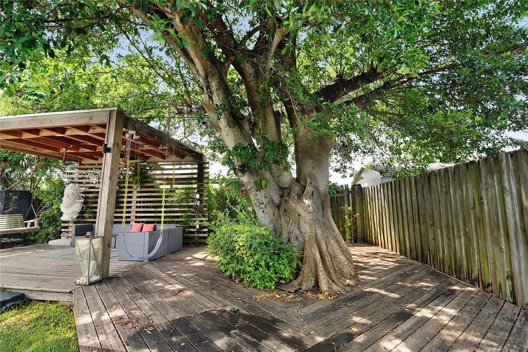 For Sale: $530,000 (3 beds, 1 baths, 975 Square Feet)