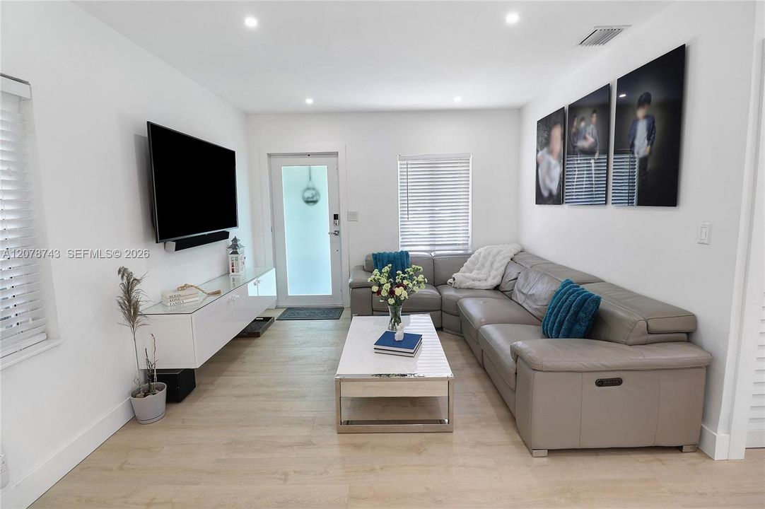 For Sale: $530,000 (3 beds, 1 baths, 975 Square Feet)
