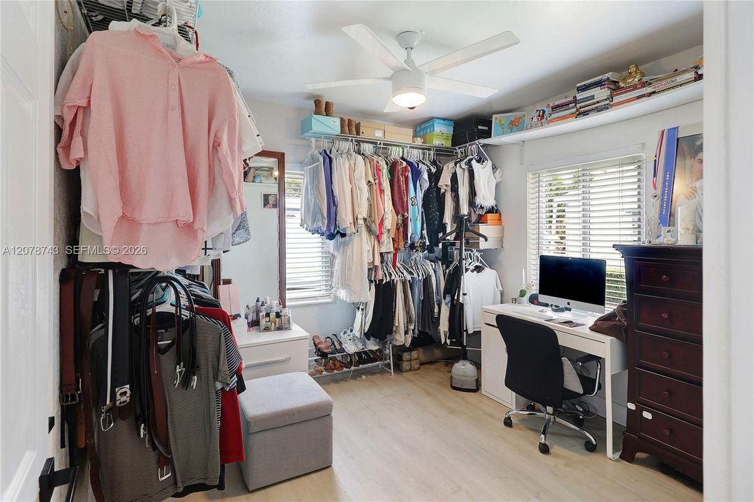 For Sale: $530,000 (3 beds, 1 baths, 975 Square Feet)