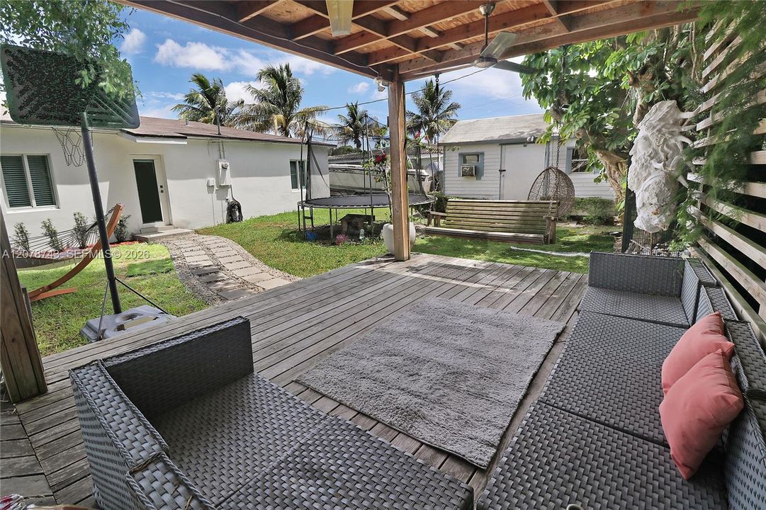 For Sale: $530,000 (3 beds, 1 baths, 975 Square Feet)