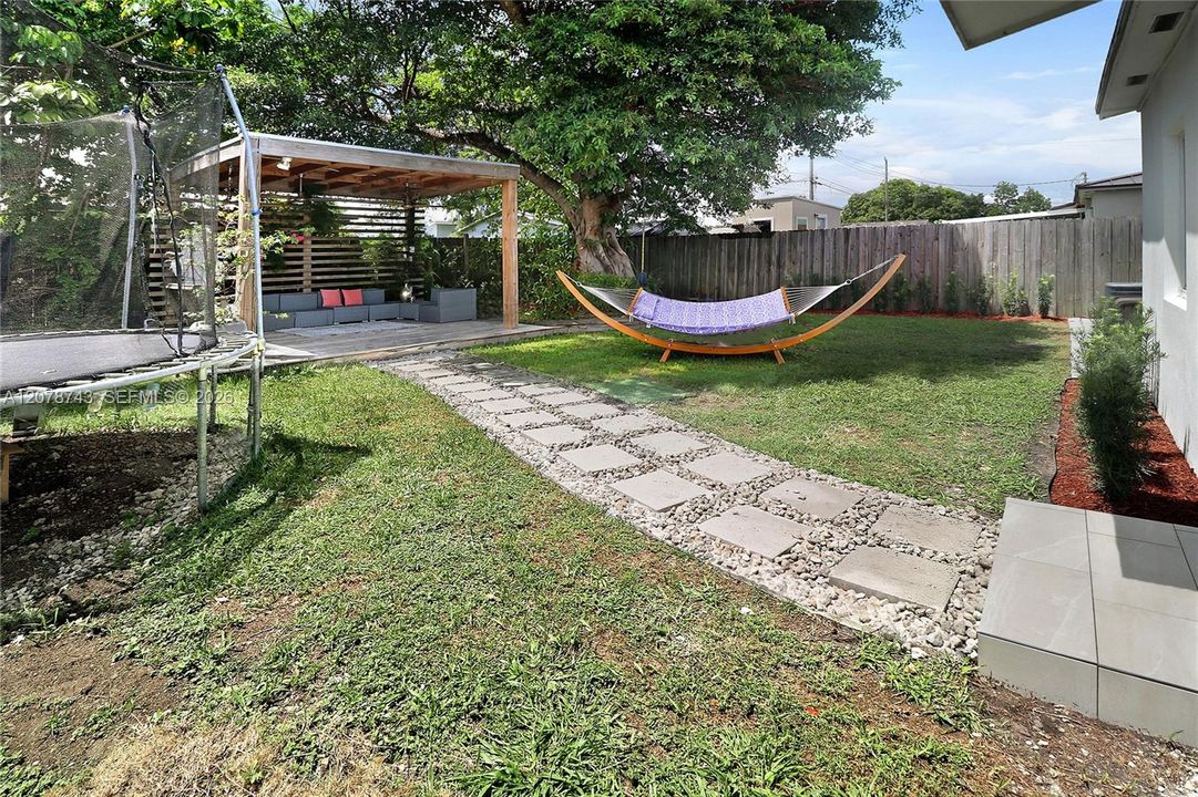 For Sale: $530,000 (3 beds, 1 baths, 975 Square Feet)