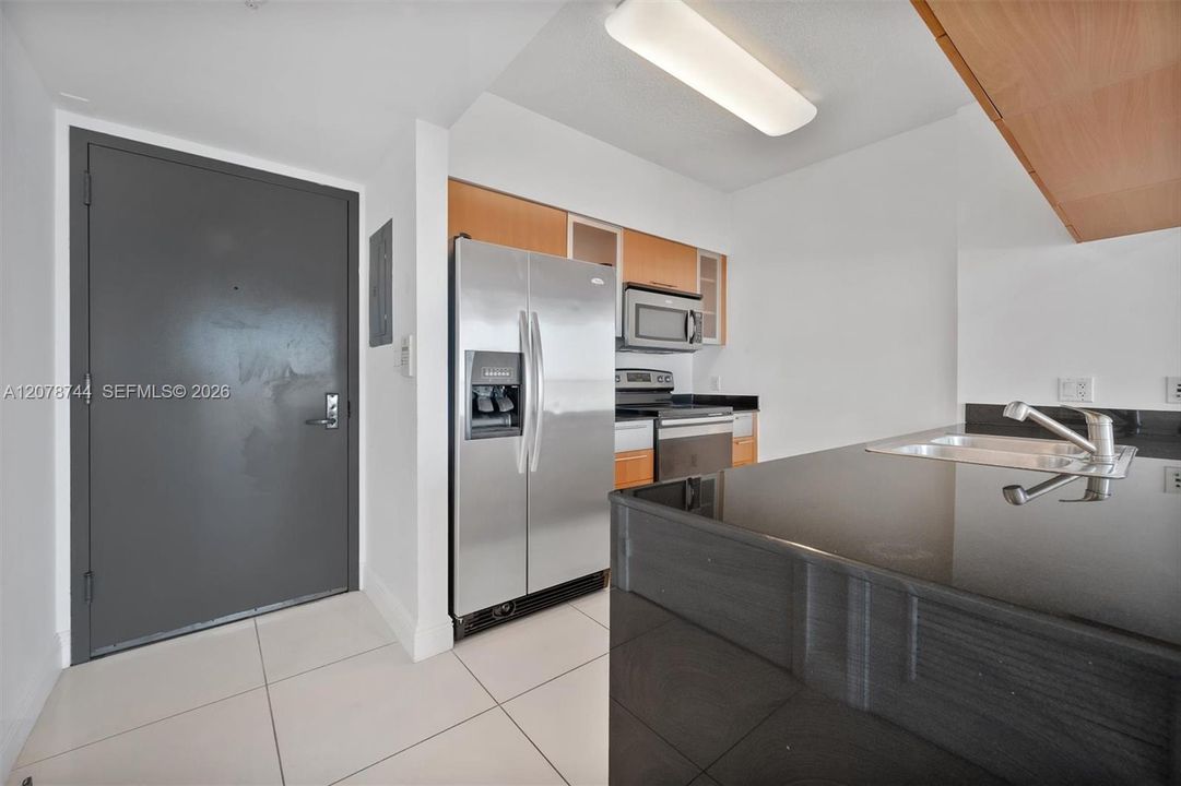 For Sale: $379,000 (1 beds, 1 baths, 791 Square Feet)
