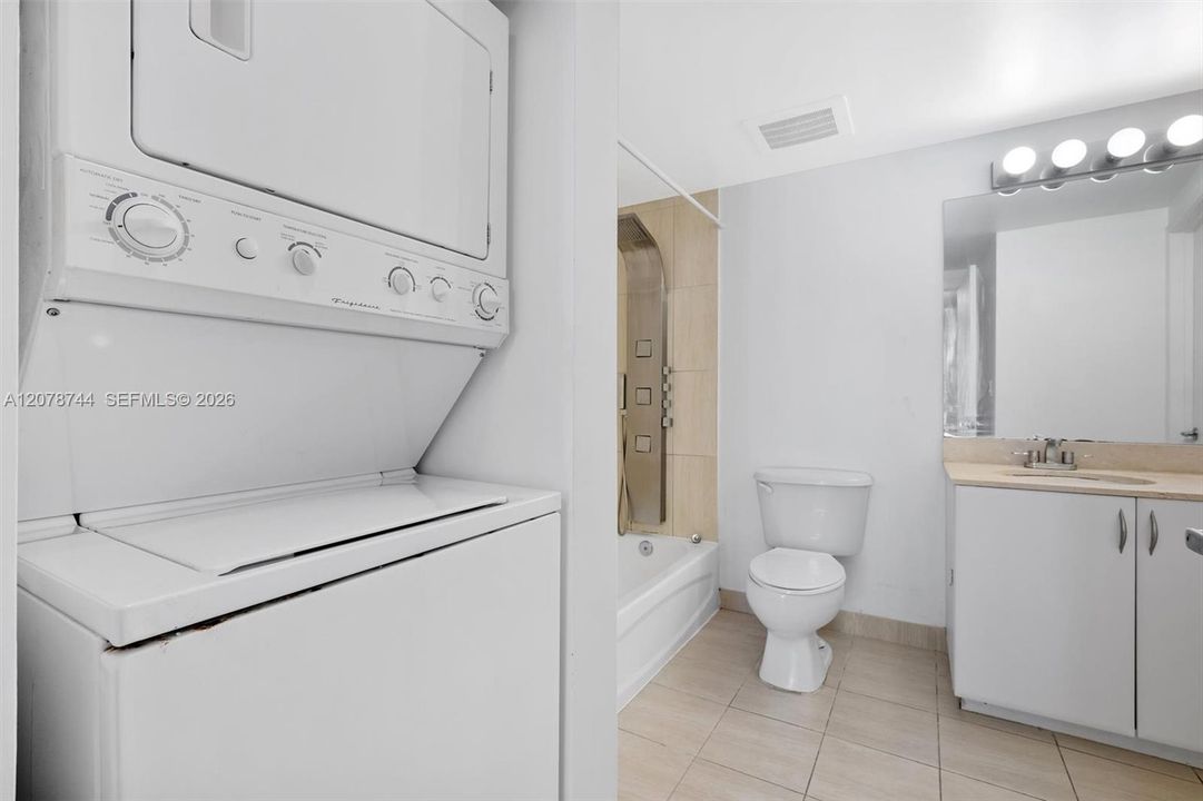 For Sale: $379,000 (1 beds, 1 baths, 791 Square Feet)