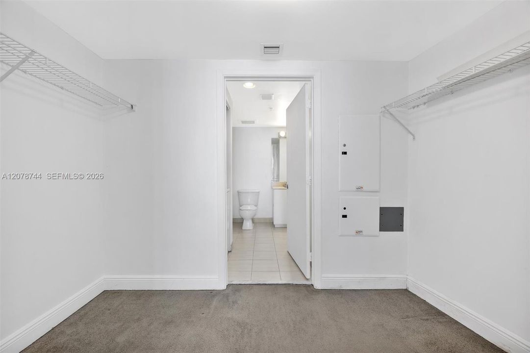 For Sale: $379,000 (1 beds, 1 baths, 791 Square Feet)