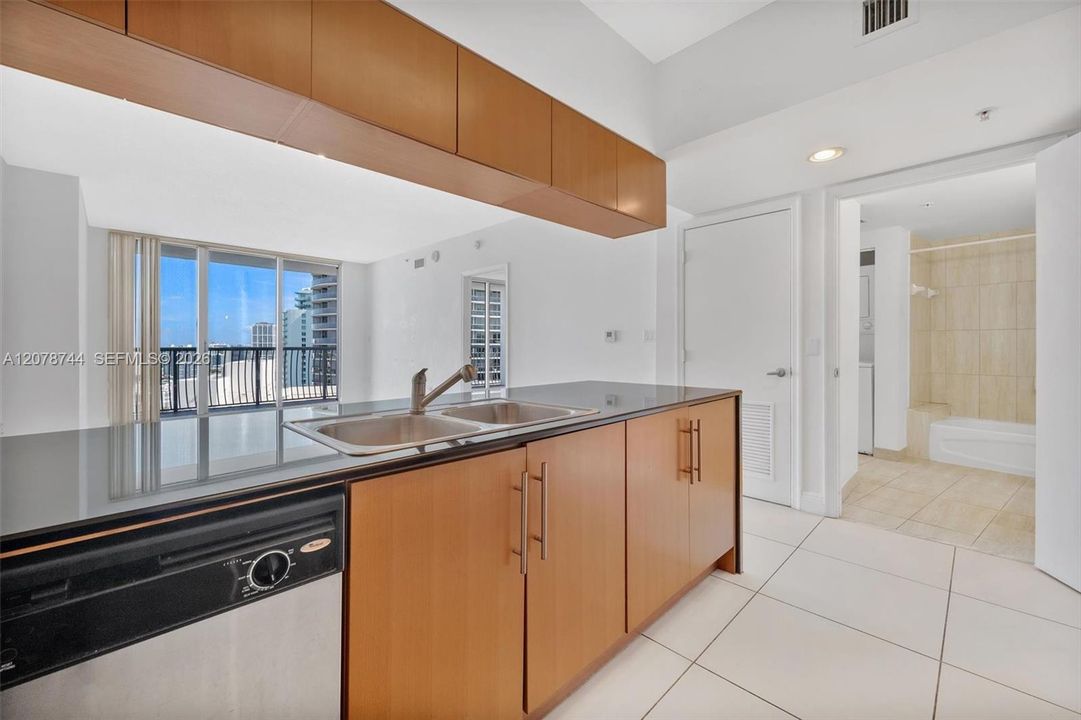 For Sale: $379,000 (1 beds, 1 baths, 791 Square Feet)