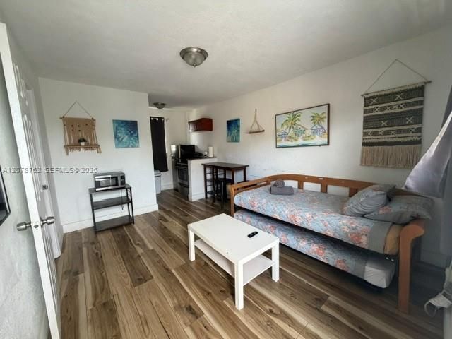 For Rent: $1,600 (1 beds, 1 baths, 3891 Square Feet)