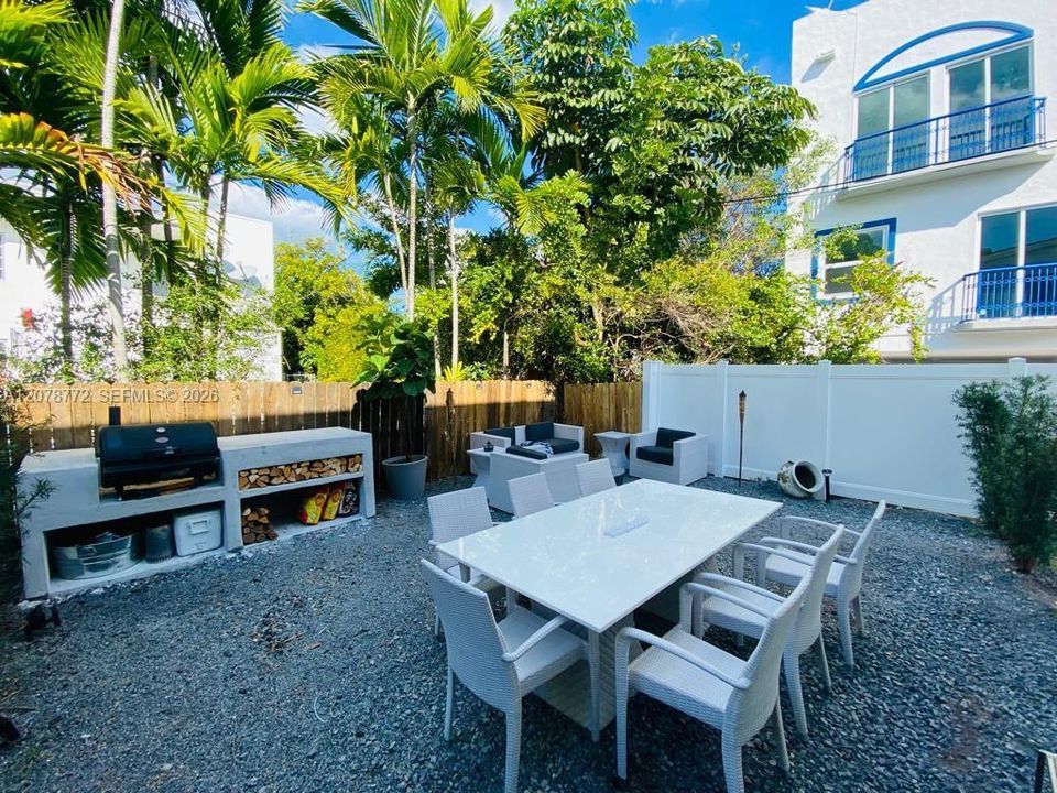 For Rent: $2,000 (10 beds, 10 baths, 8202 Square Feet)