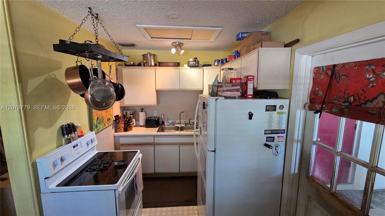 На продажу: $325,000 (2 спален, 1 ванн, 948 Квадратных фут)
