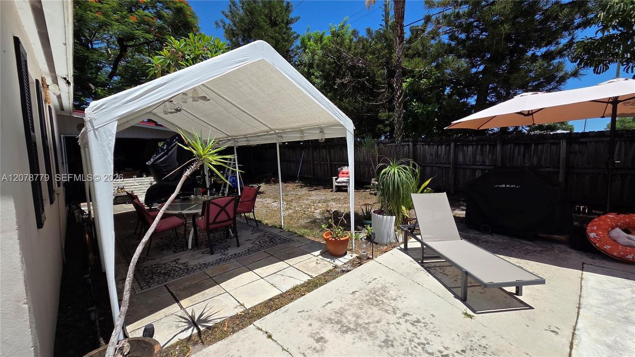 На продажу: $325,000 (2 спален, 1 ванн, 948 Квадратных фут)